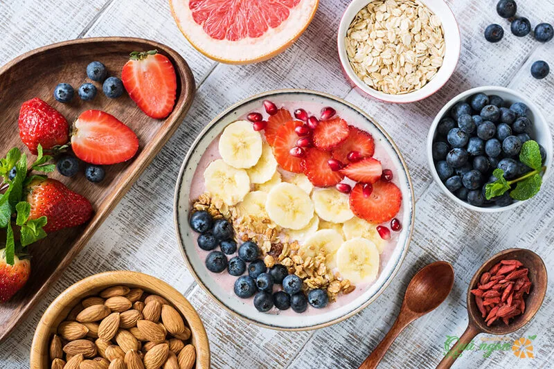 Yến mạch kết hợp sữa chua và trái cây là món ăn healthy đơn giản, dễ chuẩn bị từ tối hôm trước.