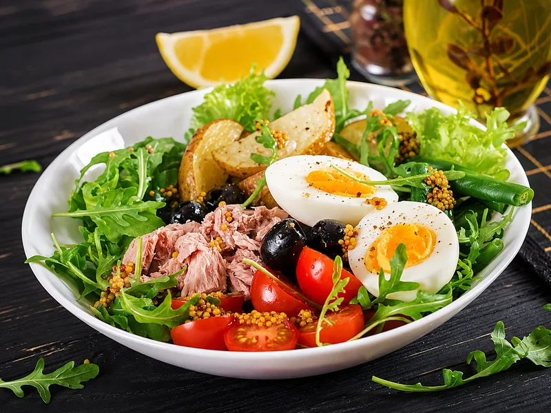 Salad cá ngừ kết hợp rau xanh, trứng và sốt thanh nhẹ là gợi ý bữa trưa healthy dễ làm tại nhà.