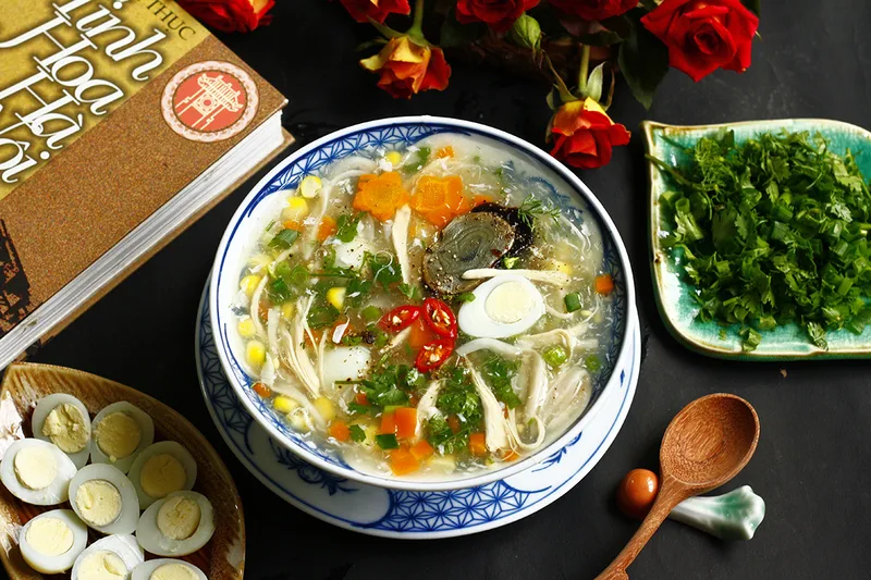 Súp gà rau củ với thịt gà, cà rốt, ngô và nấm là lựa chọn ấm bụng, dễ ăn cho bữa tối.