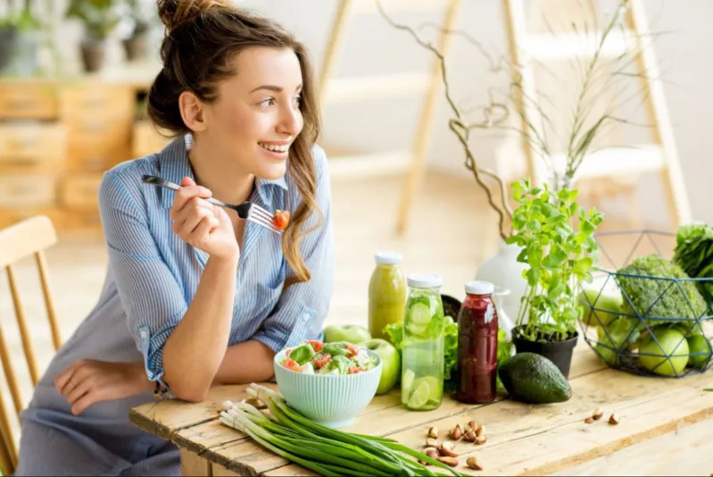 Ăn healthy không đồng nghĩa với cắt bỏ hoàn toàn tinh bột, nhịn ăn hoặc chỉ lựa chọn những sản phẩm gắn nhãn “healthy”.