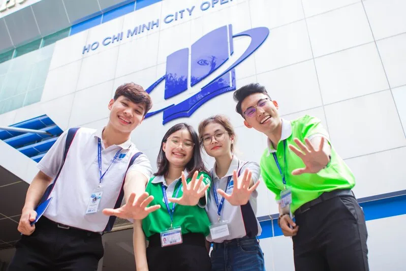 TOEFL phù hợp với học sinh, sinh viên và người cần chứng minh năng lực tiếng Anh phục vụ mục tiêu học thuật quốc tế.