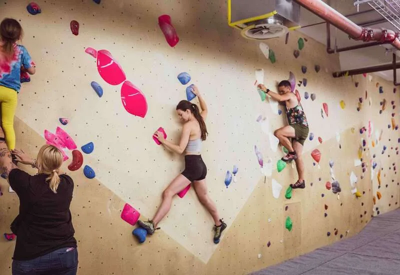Bouldering vận động toàn thân, hỗ trợ phát triển sức mạnh, thăng bằng và khả năng phối hợp