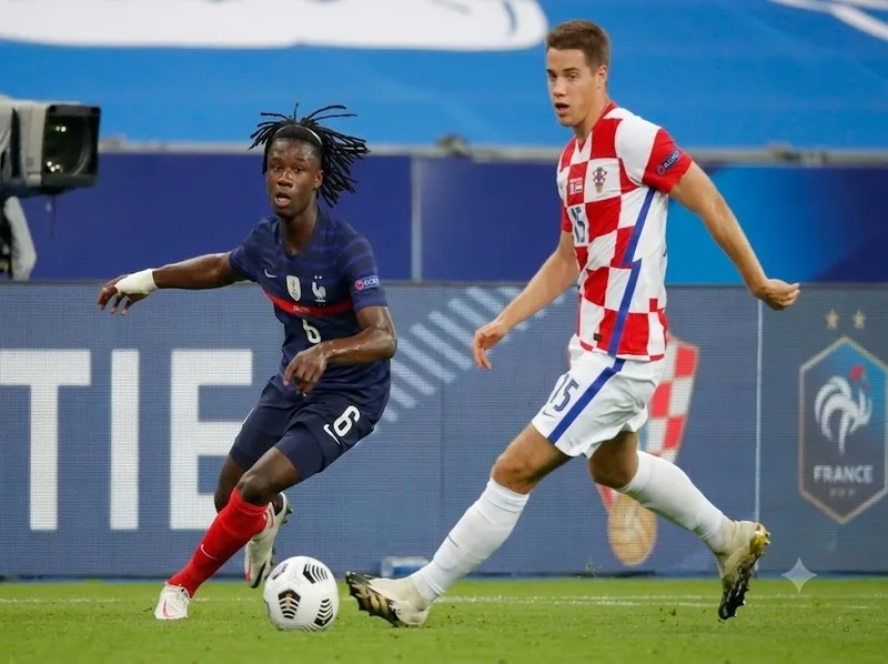 Eduardo Camavinga sớm ghi dấu ấn trong màu áo Les Bleus và trở thành một phần của thế hệ cầu thủ Pháp mới.