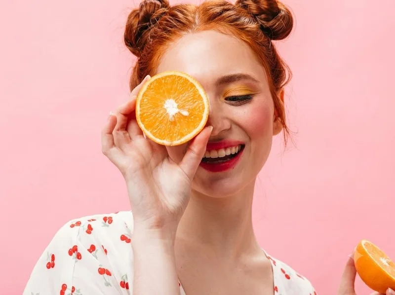 Một quả cam trung bình khoảng 60 kcal có thể dùng làm bữa phụ hoặc món tráng miệng, với khẩu phần tùy theo nhu cầu dinh dưỡng của mỗi người.